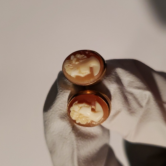 Vintage Cameo Jewelry Set: Matching Pendant and Earrings. - Picture 3 of 7